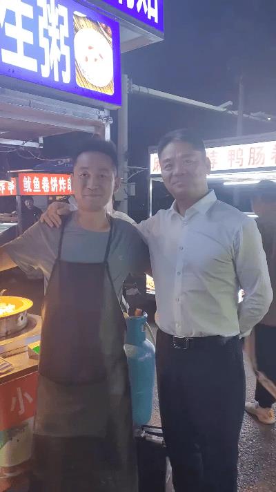 最近，刘强东回了老家江苏宿迁，还去逛了当地的夜市。他穿着简单的衣服，和普通人一样