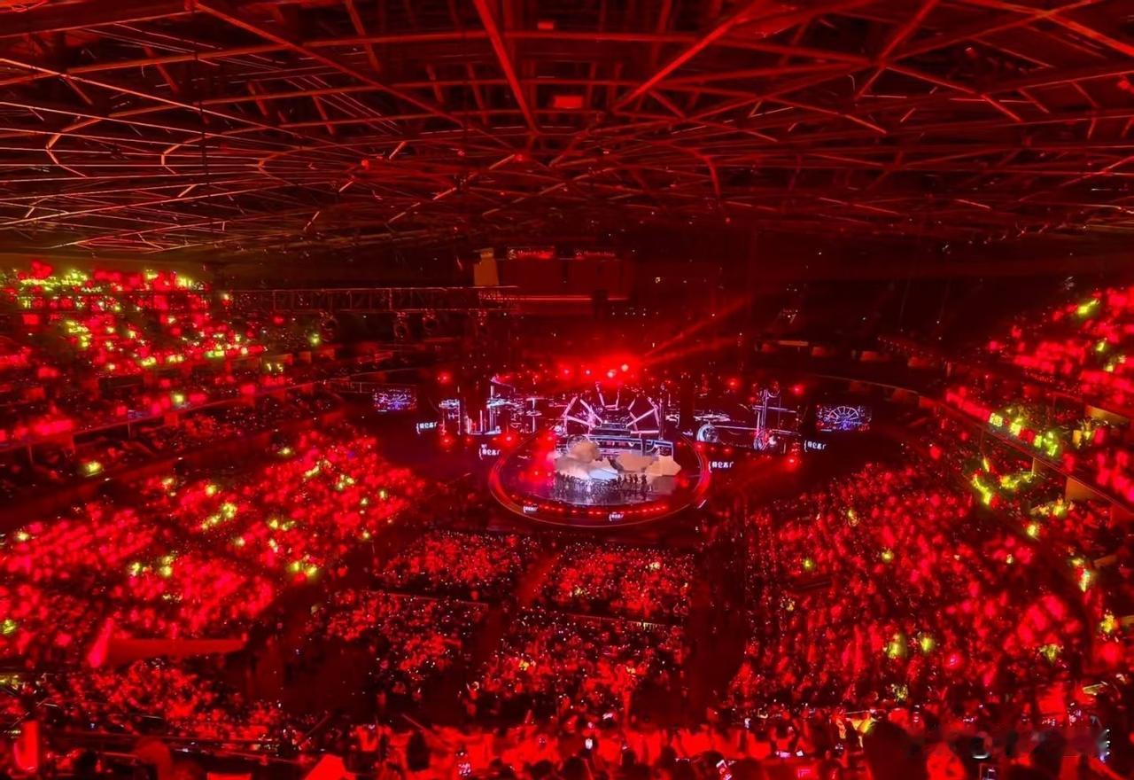 救命！肖战跨年舞台后劲太大了！前奏一响全场红海炸开，弹幕直接被“肖战赢麻了”