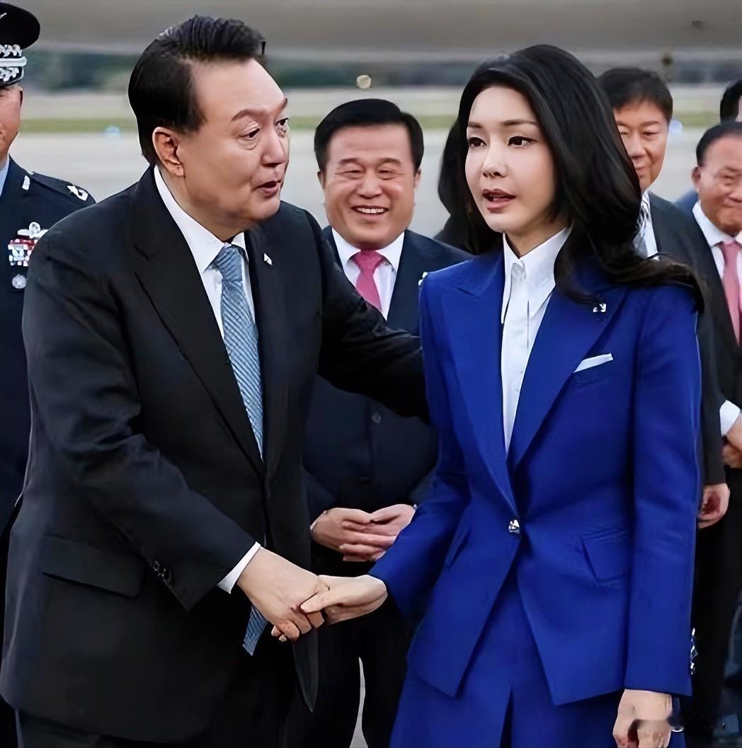 麻烦大了！韩国前总统尹锡悦夫妇或面临增加罪名。当地时间11月5日，韩国总统李在明