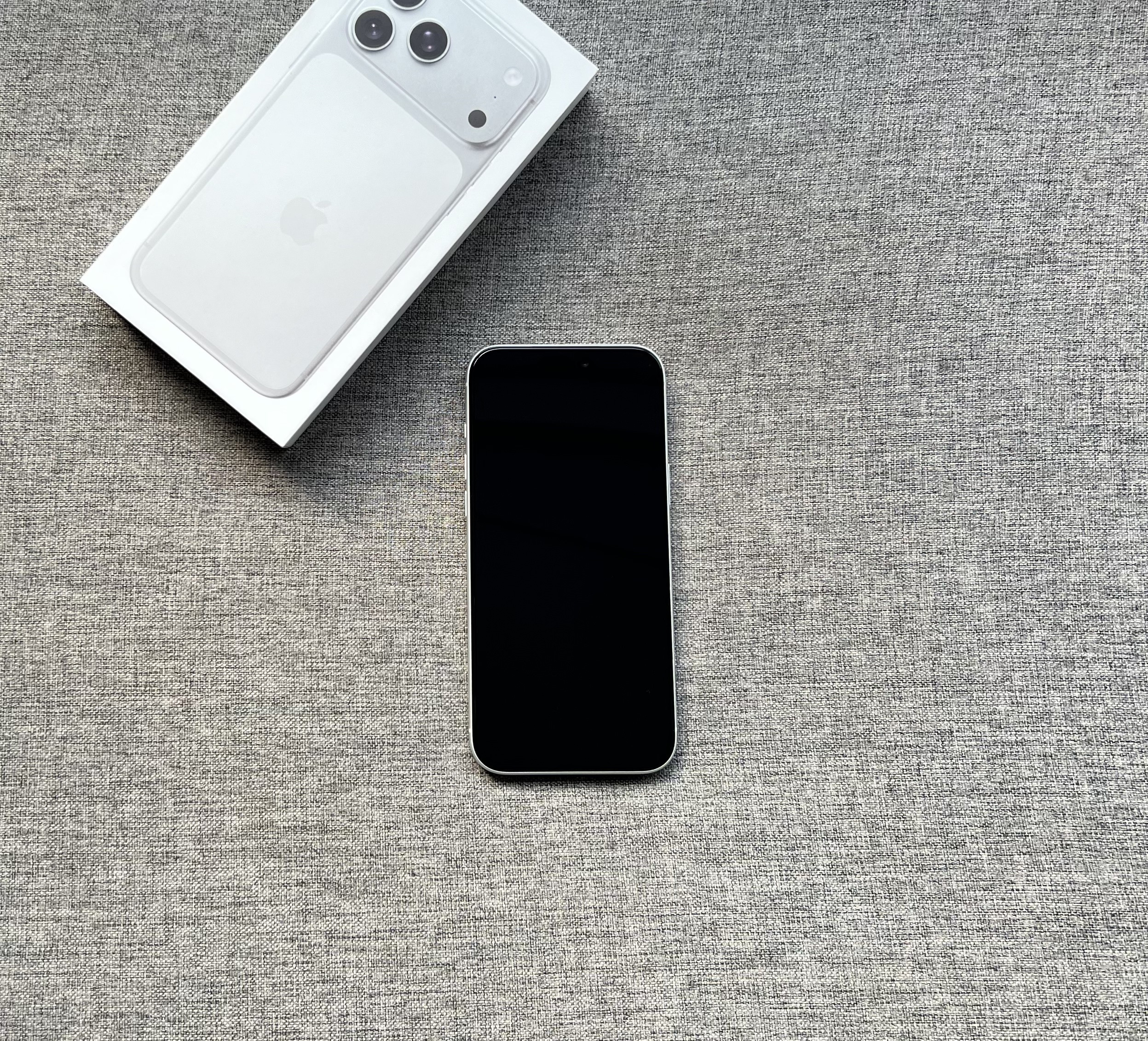 iPhone17ProMax2TB银色，屏幕完美，中框一处轻微痕迹，电池