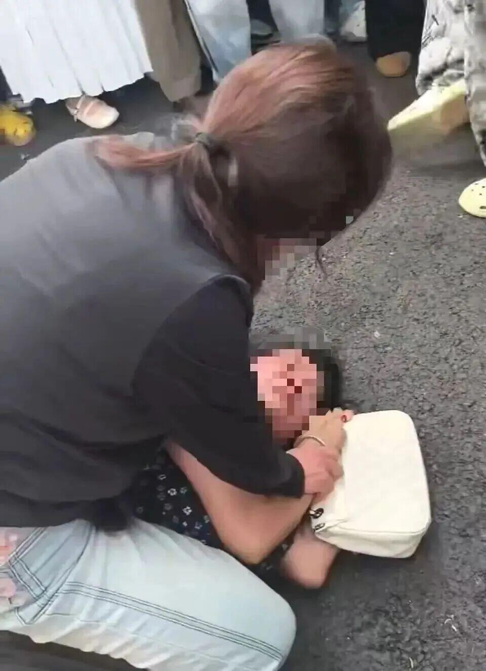 说白了就是这么档子事：河北保定高阳县，8月29号大中午，正信楼门口那块儿闹市区，