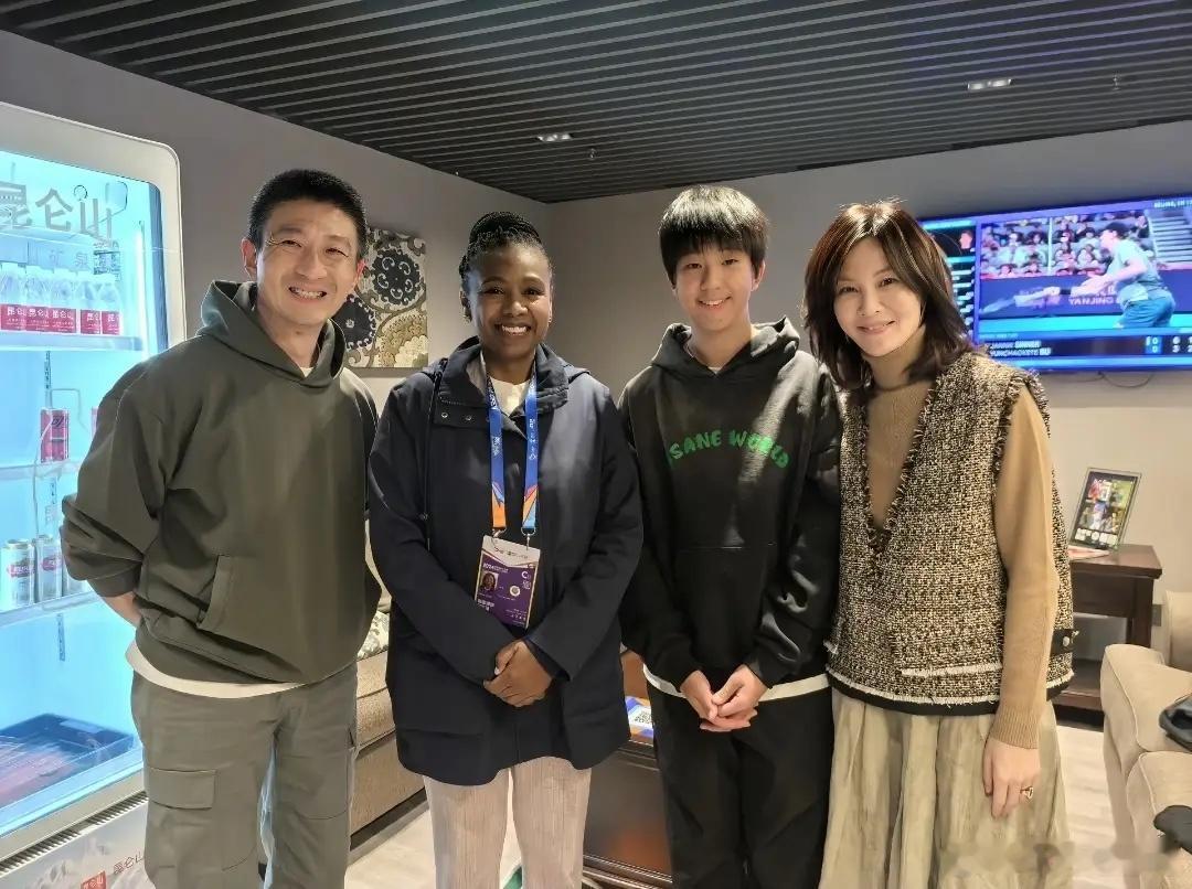 刘孜儿子15岁生日晒全家福在美国读高中长得像爸刘孜和老公很恩爱！