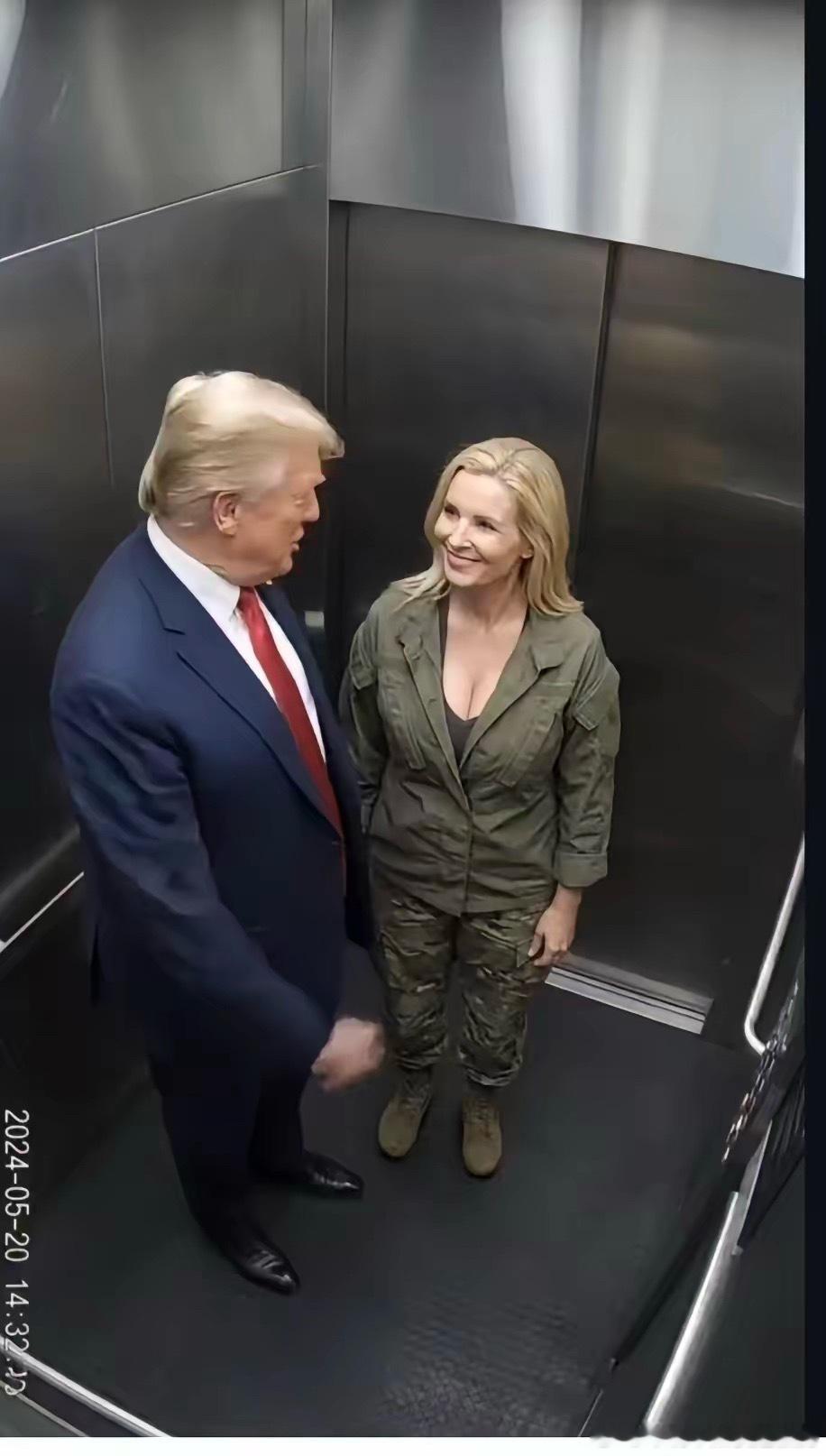 特朗普和他的女保镖在电梯里。