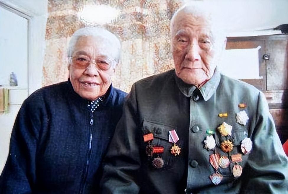 1940年延安，一人挥棍欲行刺毛主席，警卫员舍身相救，身负重伤。1940