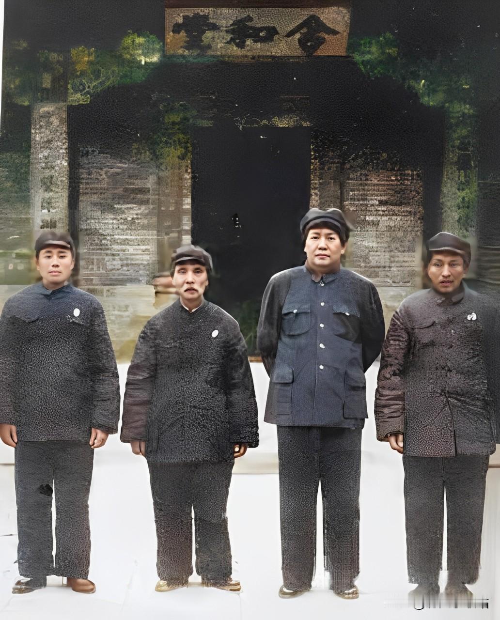 这张合影拍摄于1951年9月23日，1951年9月，毛泽东邀请私塾老师毛宇居、儿