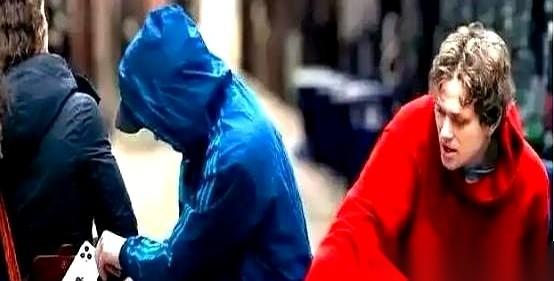 听说欧洲那边的小偷，圈子里有个不成文的规矩。偷中国游客的钱包、相机都行，但千万