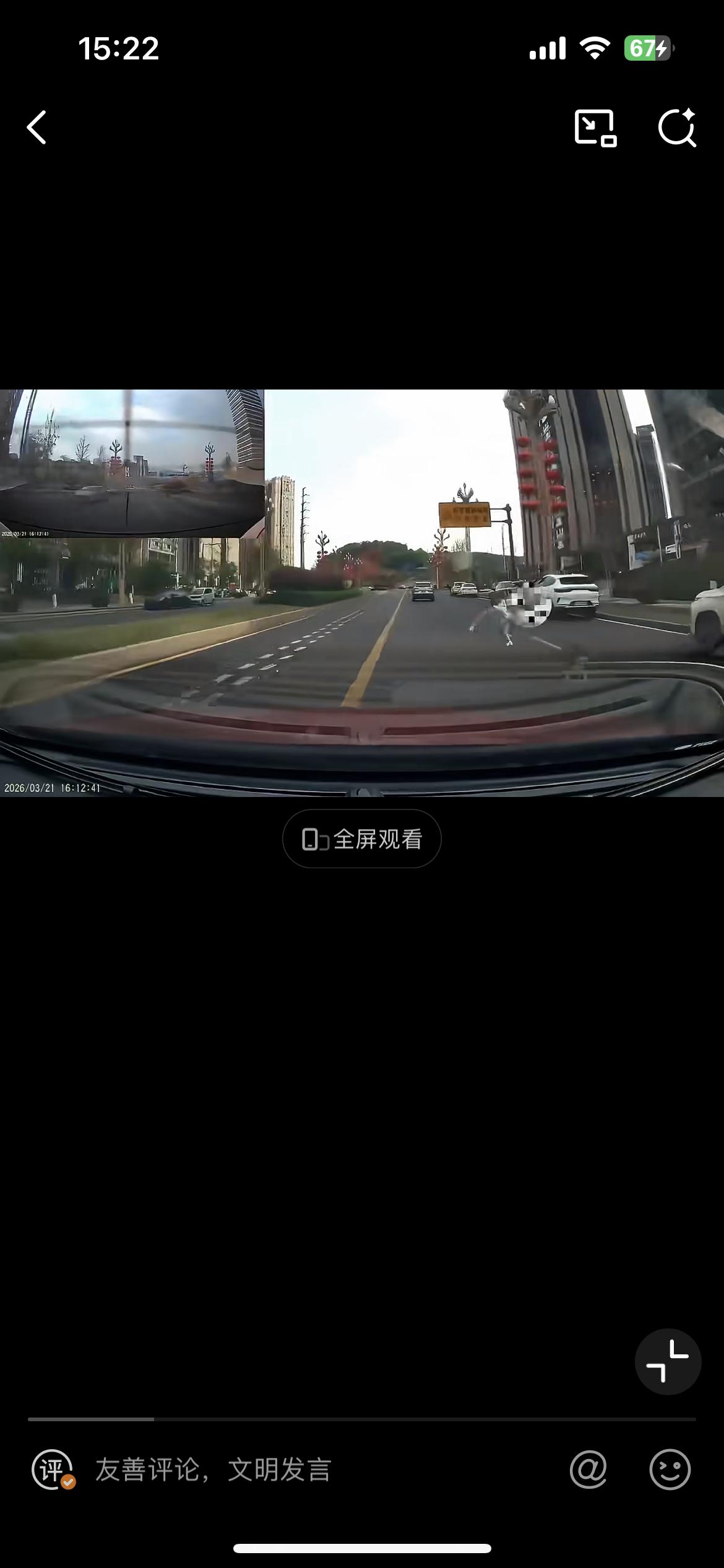 小女孩突然横穿马路，四川司机差点魂都吓没了。在一条开阔的大马路上，这名四川司机正