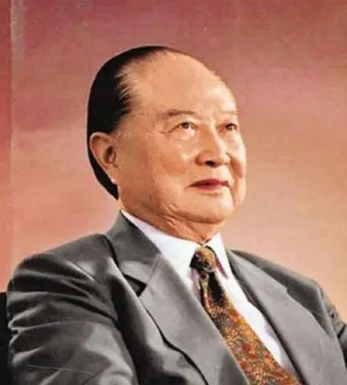 满脸严肃，一身正气，不怒而威，温文尔雅，这是儒雅的学者气质，也是政治家气质，他是