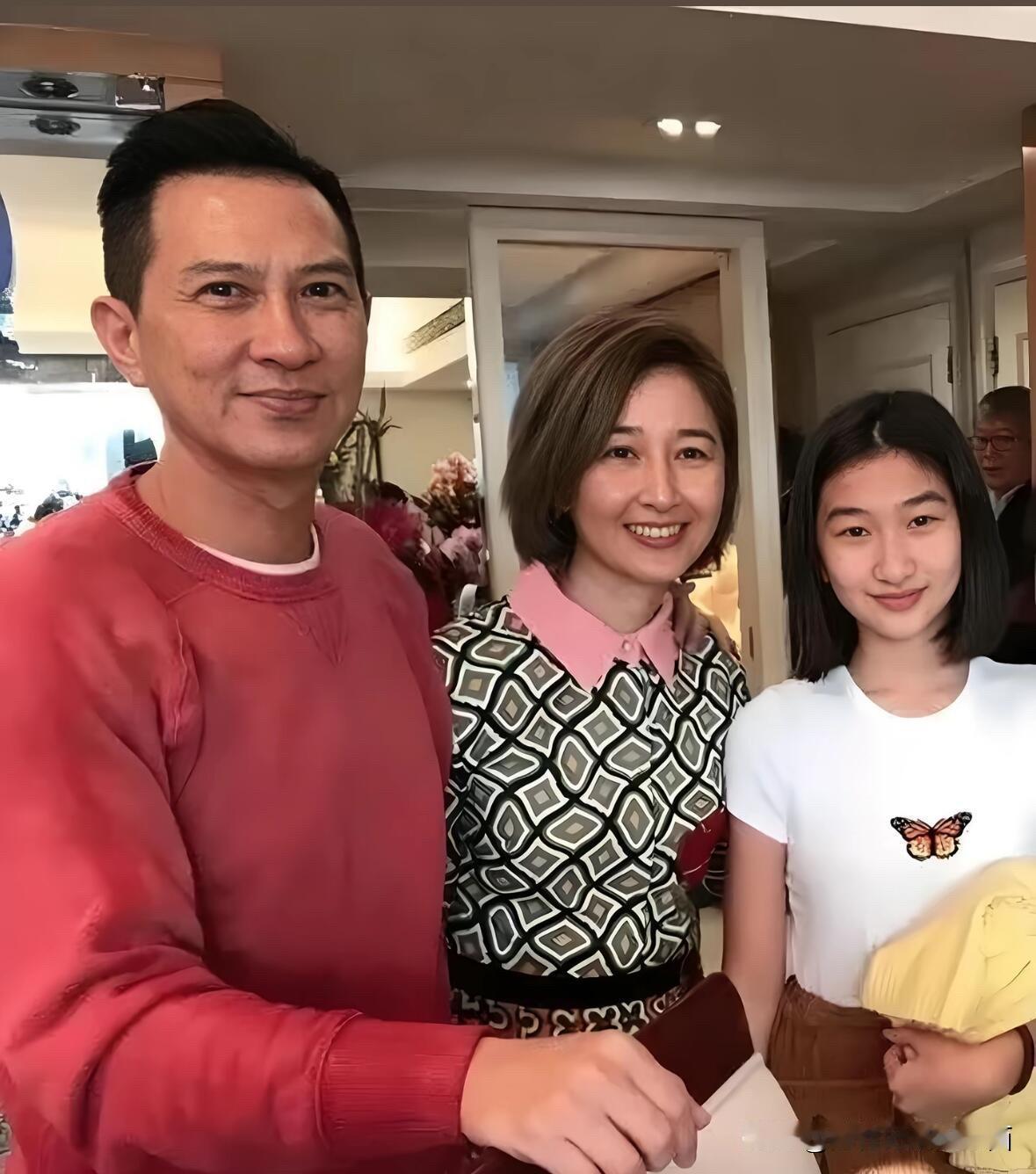 张家辉一家三口罕见同框，女儿的颜值完全继承了关咏荷跟张家辉的高颜值，简直太像了，