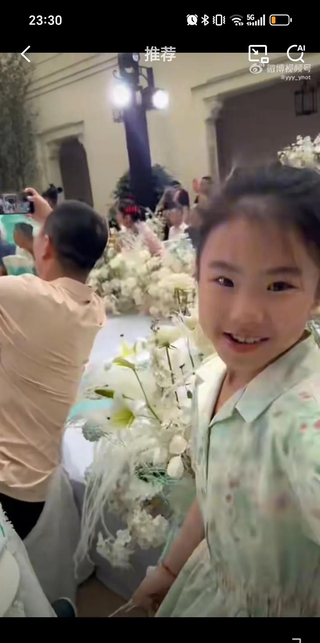 6月7日王楠参加李隼女儿婚礼穿搭很普通休闲的家庭主妇一样，也就是大玉镯和鸽子蛋戒