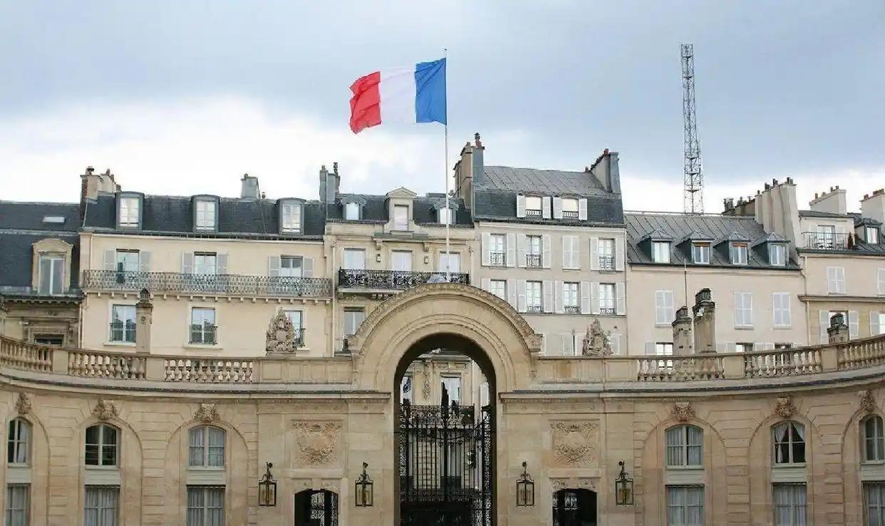 简直离谱到家了，3月31日特朗普突然在社交平台上怒发一条动态，直接怒撕法国，，宣