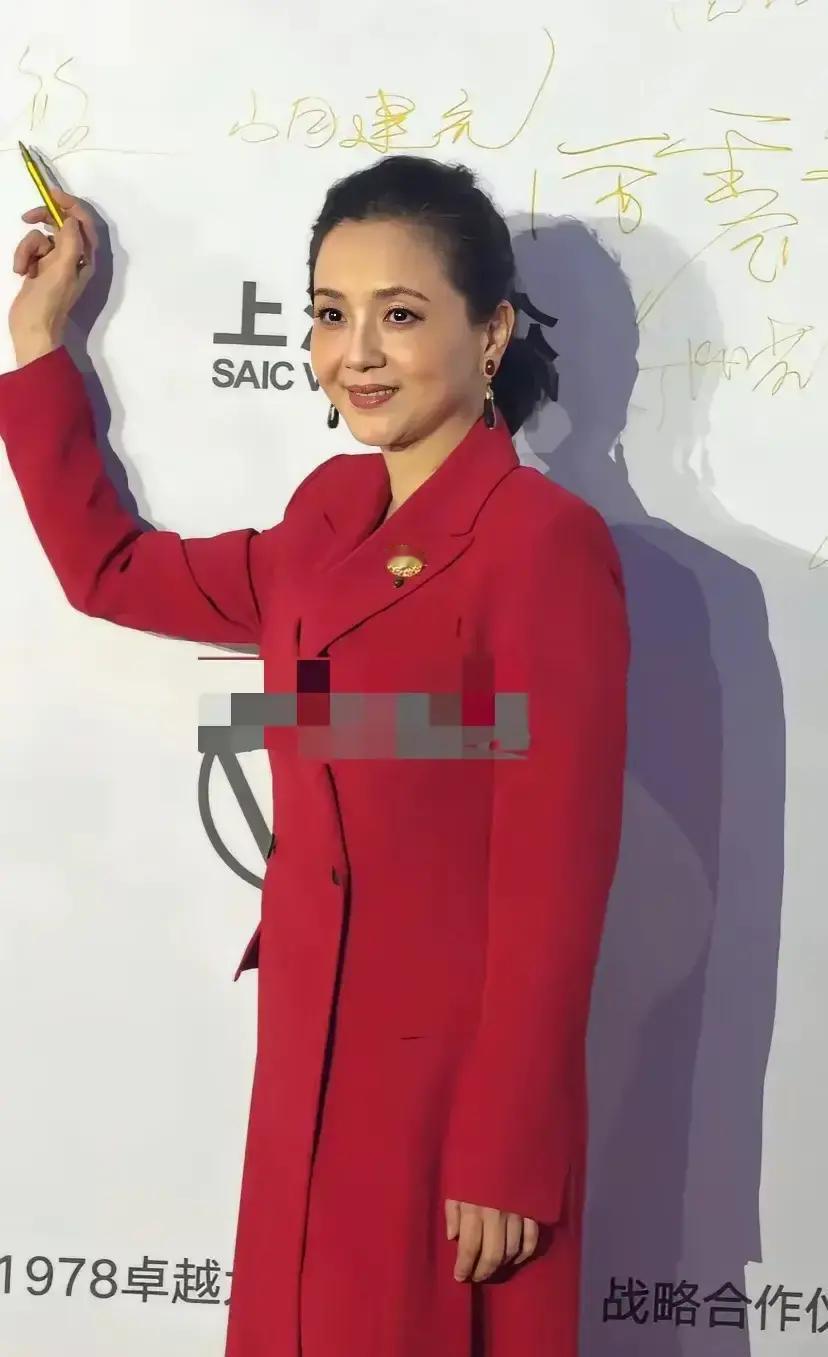 张凯丽今年62了。最近出来参加活动，脸又被拿出来说事。有人说她脸僵了，医美