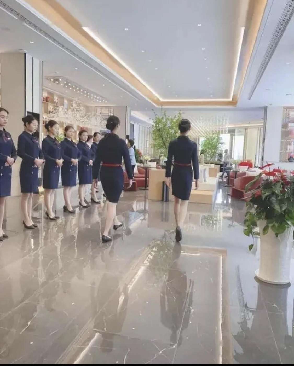 房地产不景气，售楼部为了能卖房也是用尽各种办法，现在的销售一个比一个漂亮，堪比空