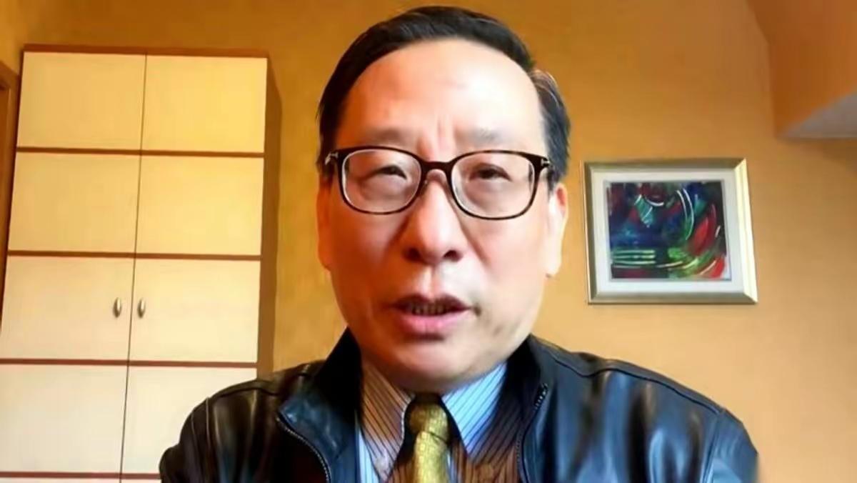 高志凯教授要跟日本极右翼当面对质。对方人多势众，西装笔挺，话筒一开，唾沫横飞。