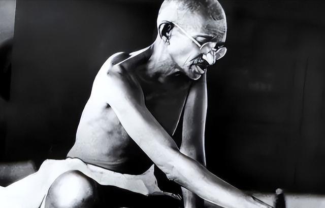 1900年，甘地尝试第一次禁欲失败后，在6年后宣布第二次禁欲，此时他是36岁，禁