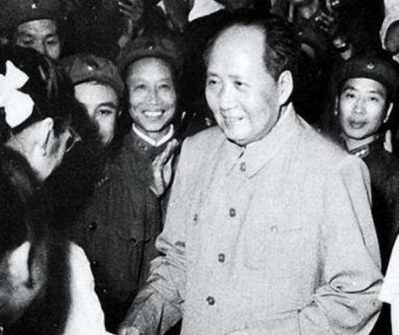 1947年，一位庙里的老和尚对毛主席说了一句话，“这黄河，谁都游得，唯有您不行”