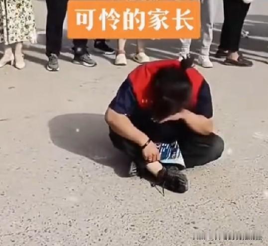 为什么每年考场都有这样的显眼包家长，孩子刚进考场就坐在外面嚎啕大哭。很多人都说