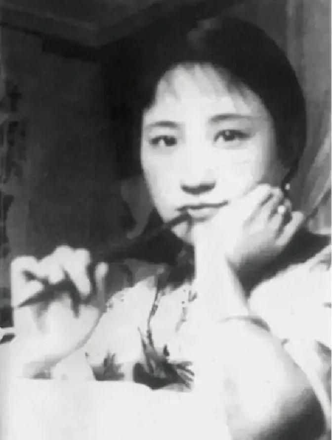 徐志摩去世后，他父亲每月都给陆小曼打钱。一天，陆小曼去取钱，却发现汇款单上附着一