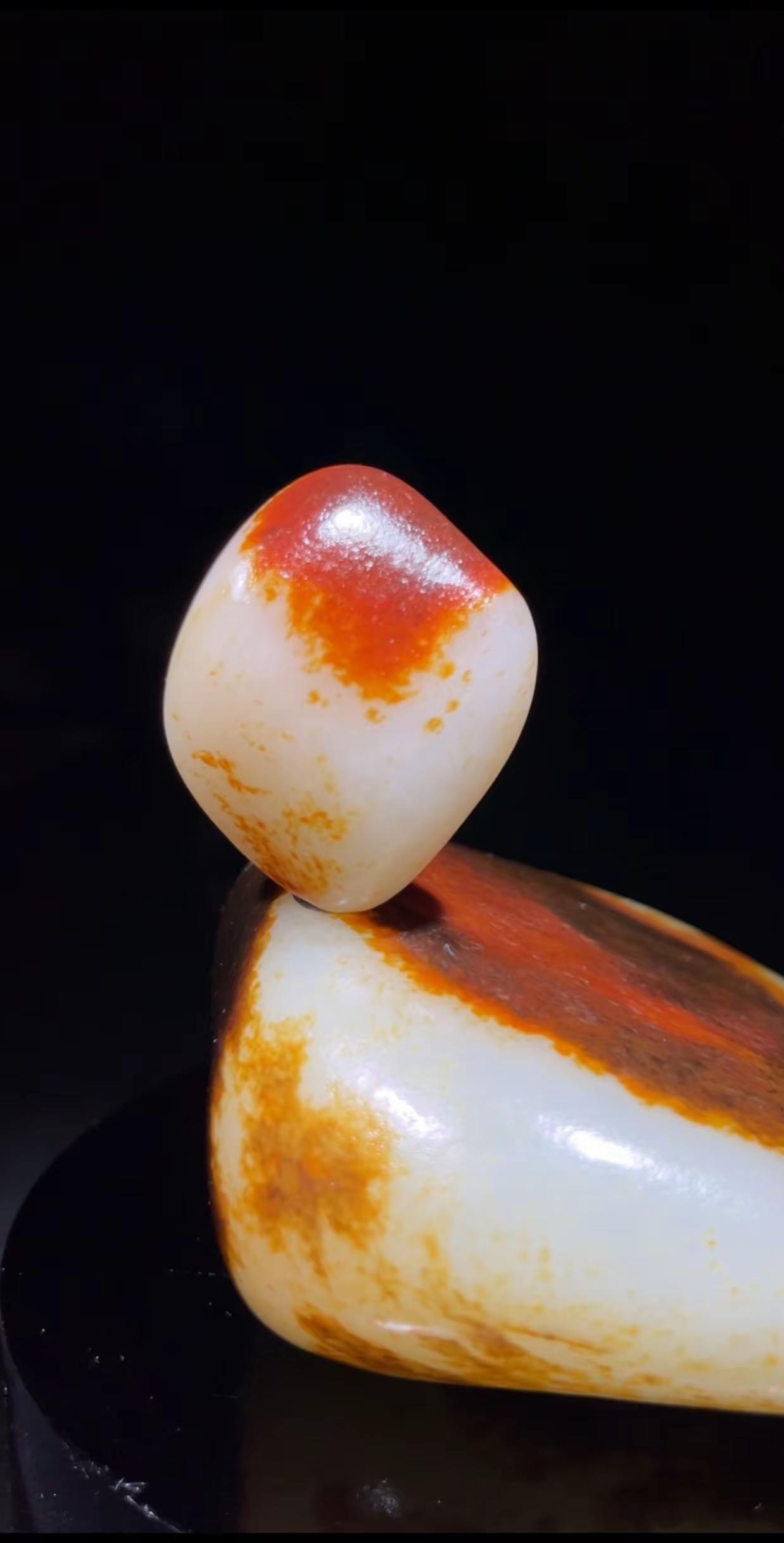 红皮白肉籽料原石挂件。特别红油性好完整华光美玉