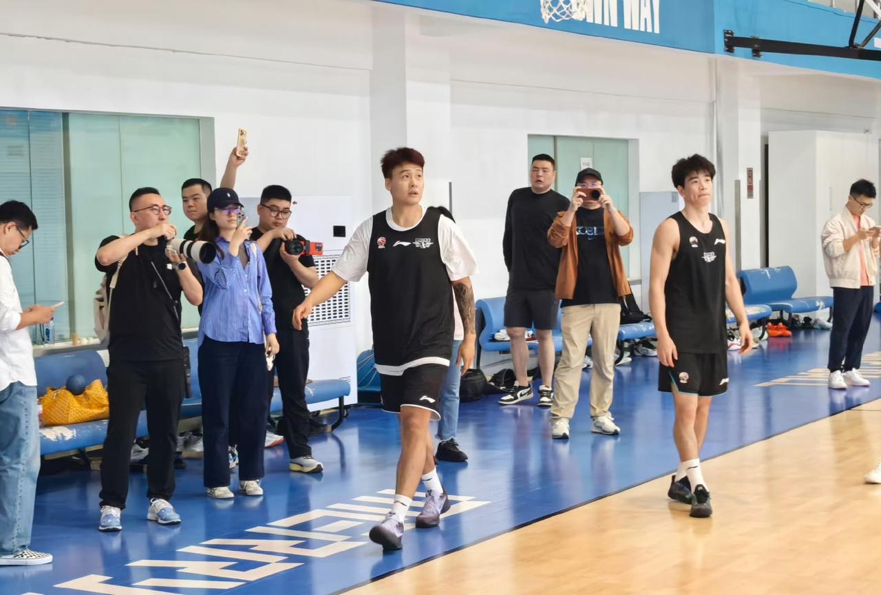 赵睿首次亮相北京男篮，全体目光聚焦赵睿今天在北京男篮的开放训练课上亮相，这是他
