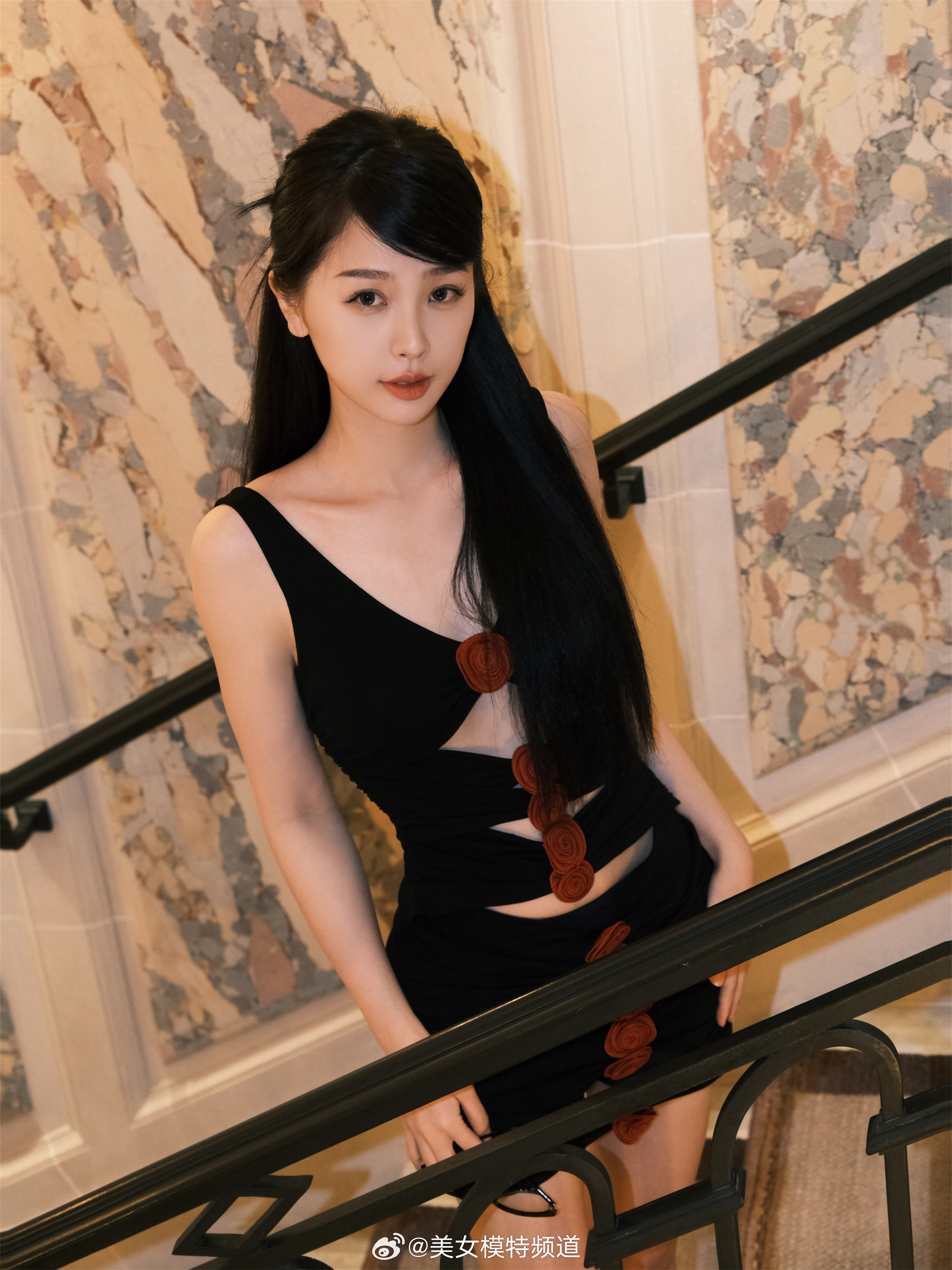 虞书欣巴黎时装周造型