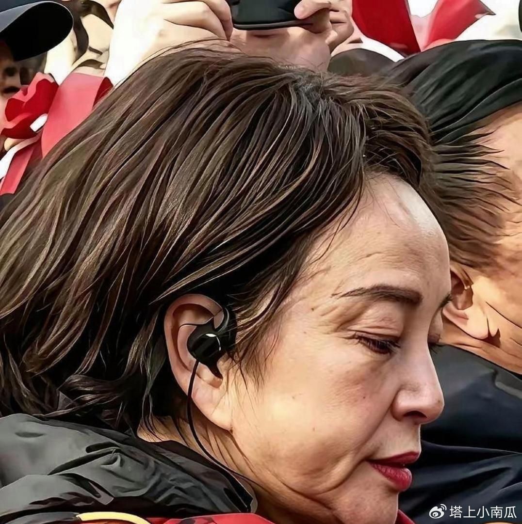 刘晓庆机场素颜生图被拍下，脸上皱纹看得清清楚楚😌眼纹、苹果肌下垂全都藏不住，有