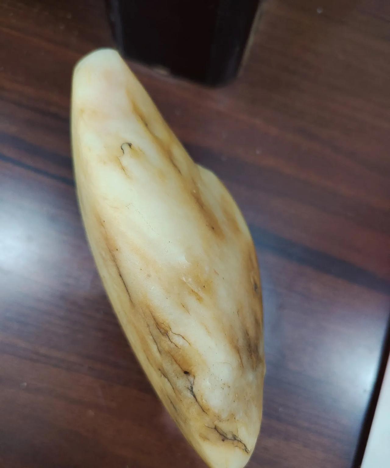 俺家老头子爱玩石头，储藏室里堆的都是他捡回来的形形色色的石头，家里角角落落的堆的