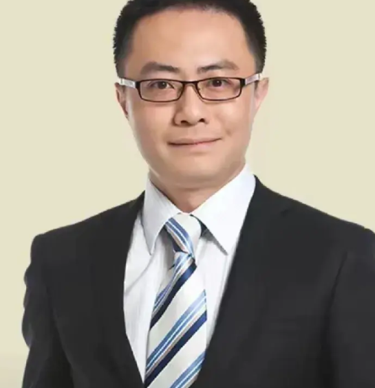 电视台这个姓魏解说，名义上是爱国安、实际上是在害国安，小魏解说比赛：一是全场抱