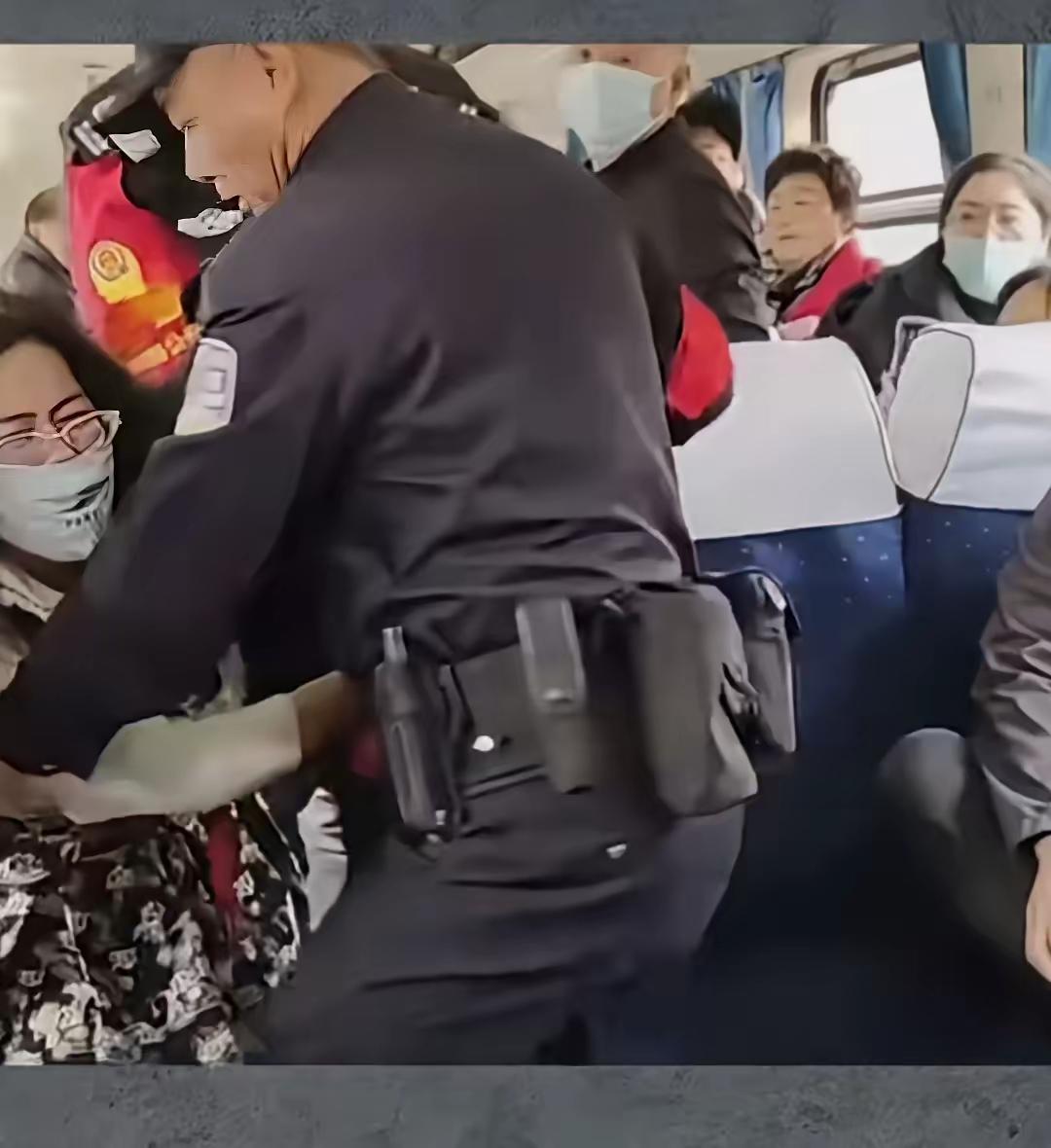 买无座票却硬占15岁女孩位置，女孩苦苦哀求归还座位，不料对方却恼羞成怒，喊着要打