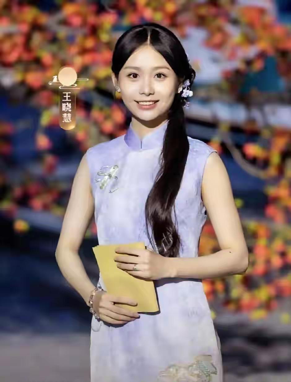 中秋晚会美女如云就认识毛晓彤和姜妍，那俩谁啊……谁封的四美果然红花就要绿叶配