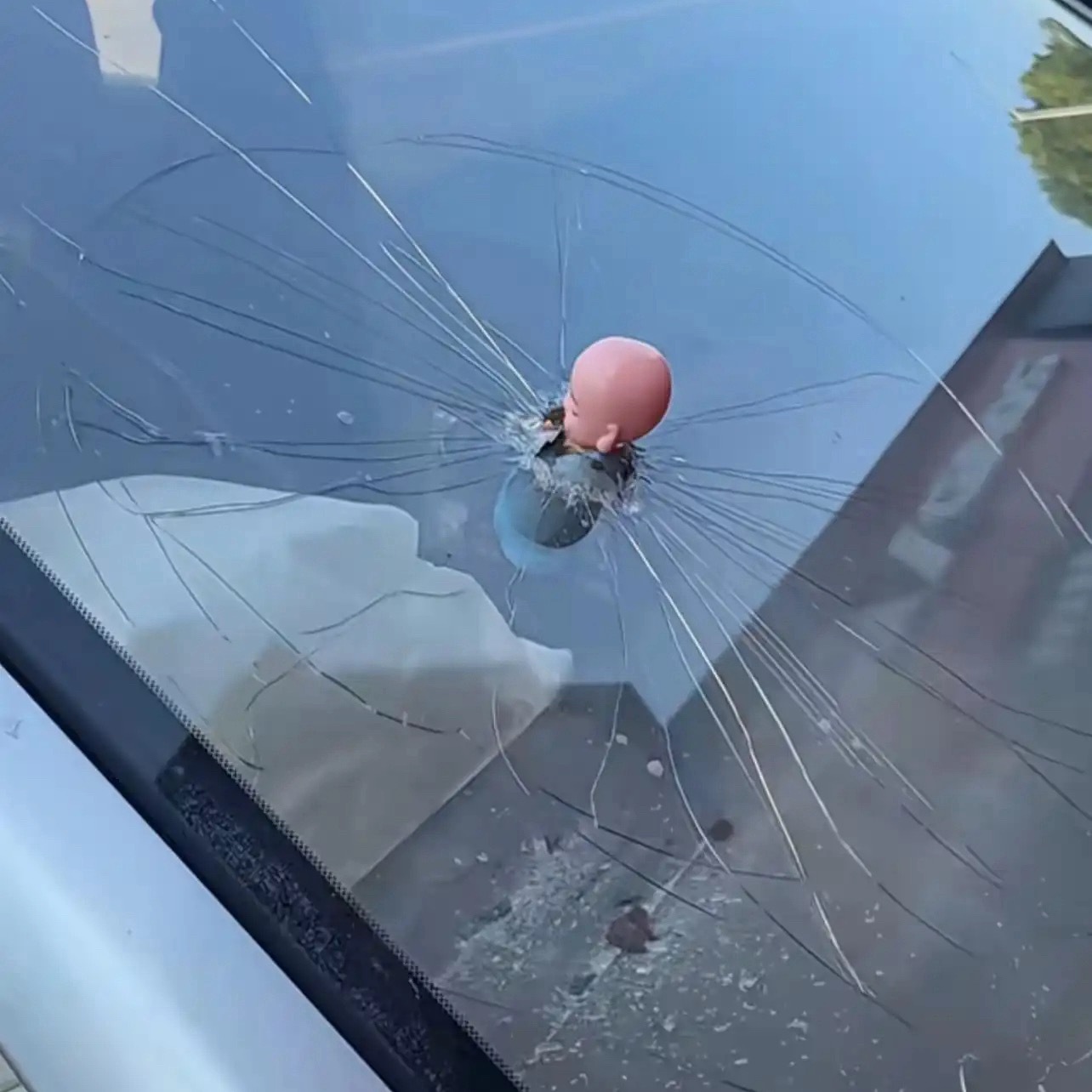 说了不要再仪表台和安全气囊附近放东西，不要放放东西，不听，这下好了吧