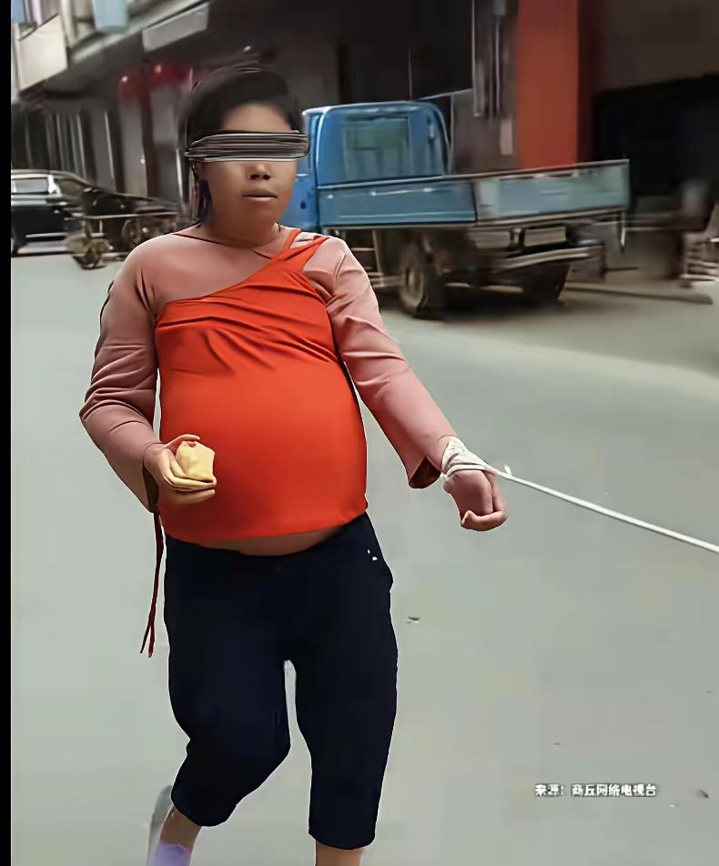 造孽啊！​街头一幕，妻子精神失常，为防止怀孕妻子走丢，老汉用一根绳子将两人连接