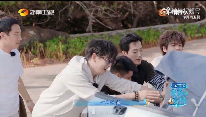 王鹤棣武艺徒手搬运400斤装置400斤的大家伙被俩人合力搬上车，武艺一点点发力