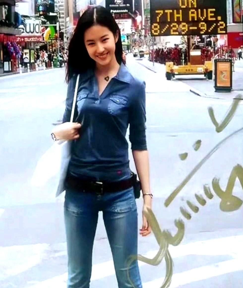 刘亦菲的神仙姐姐滤镜，碎了一地。最近一张她十几年前的老照片火了，一身牛仔服，