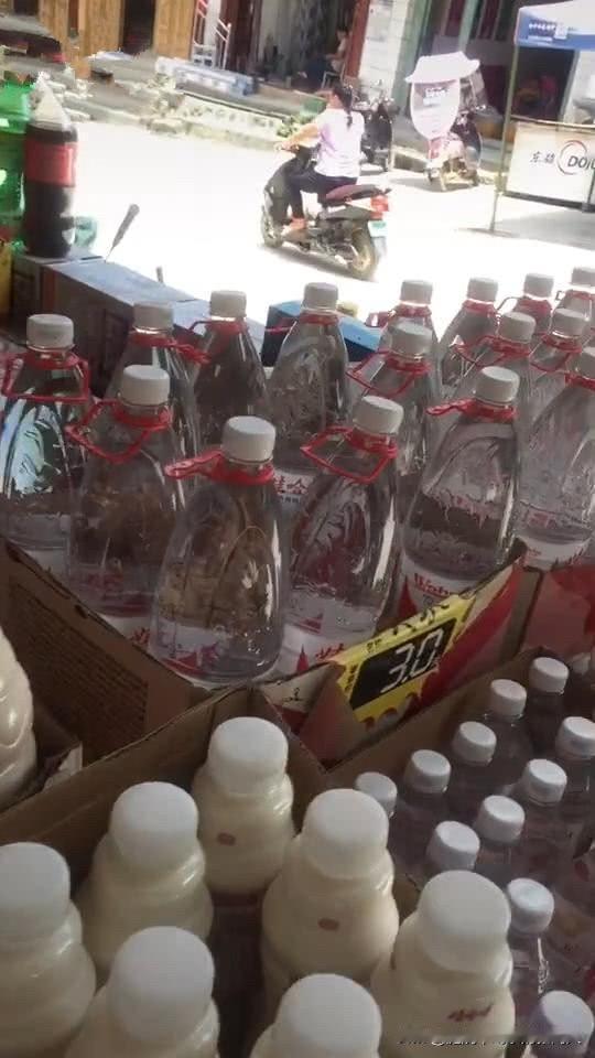 刚在网络上看到一个事情，笑死我了。一大妈和一大爷在跳广场舞口渴了来一小卖部买水喝