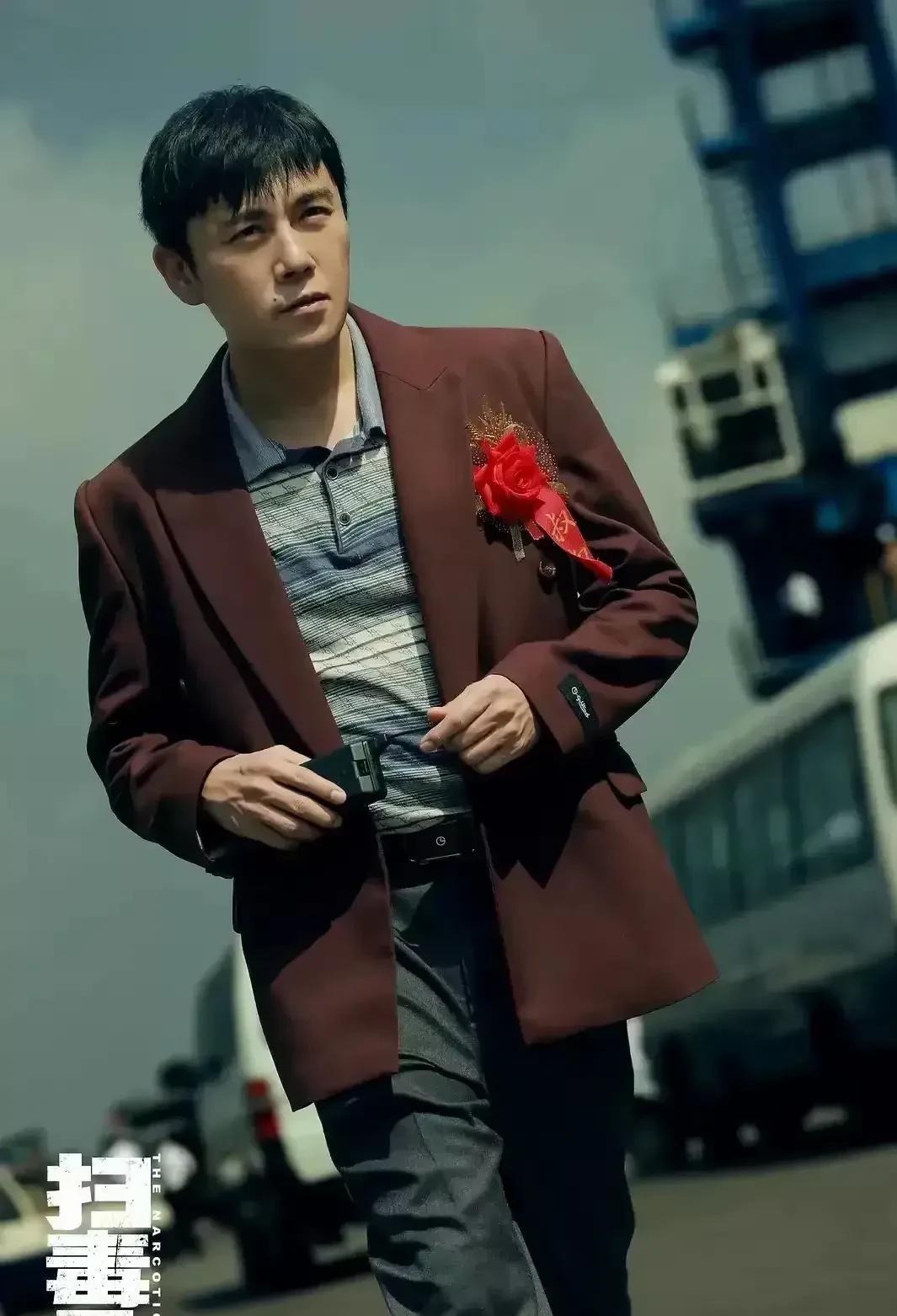 五百筹拍《扫毒风暴》邀请秦昊时，想让他出演警察林强峰，没想到秦昊看完剧本后，直接