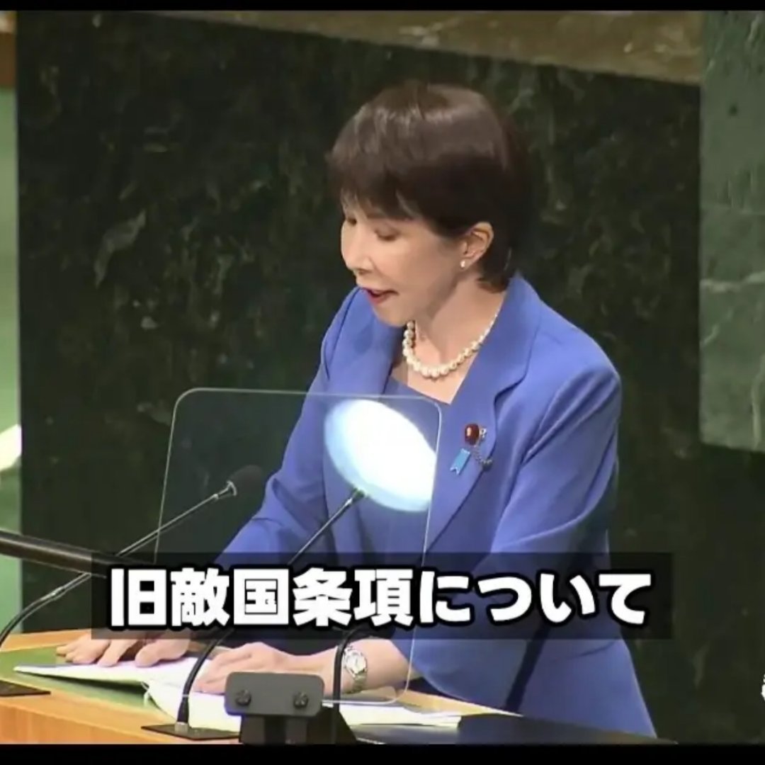 高市早苗不愧为表演型人才！走出机舱，没有红地毯，没有夹道欢迎，依然可以面带笑容对着空气挥手示意。这名
