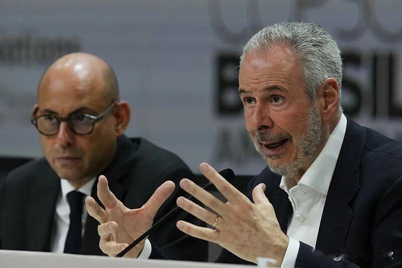 欧盟：里外不是人欧盟在美国总统特朗普关税大棒暴打下显然不是无所作为，而是为所