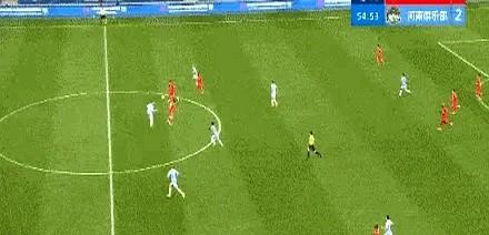 有些球员，能过掉全世界，却看不到身边的队友。上海海港的小将蒯纪闻，就是个典型