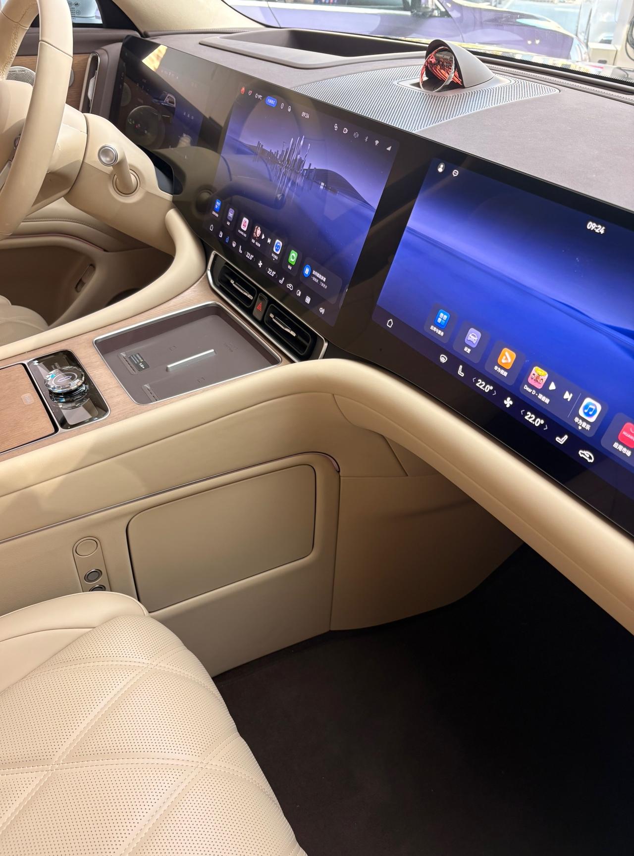 这两种副驾驶室的设计风格，你喜欢哪一种？第一张图片是现在新能源车大多数都配备的