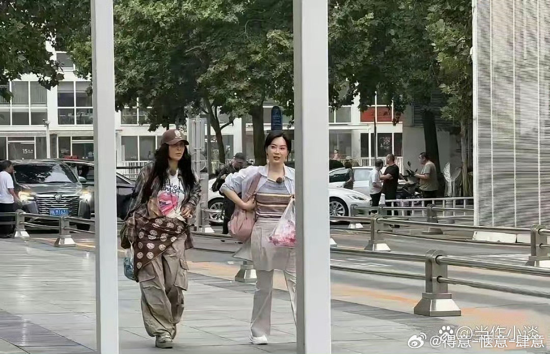 那英和陈数现身大街，姐妹俩的感情真好​​​