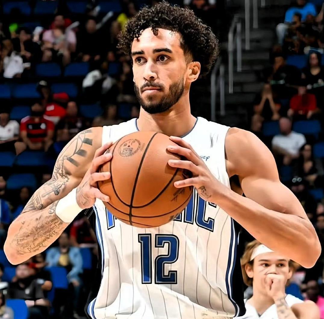 终于有广东宏远外援新消息了，辽宁男篮已经到位四个外援，而广东外援奎因刚上飞机，朱