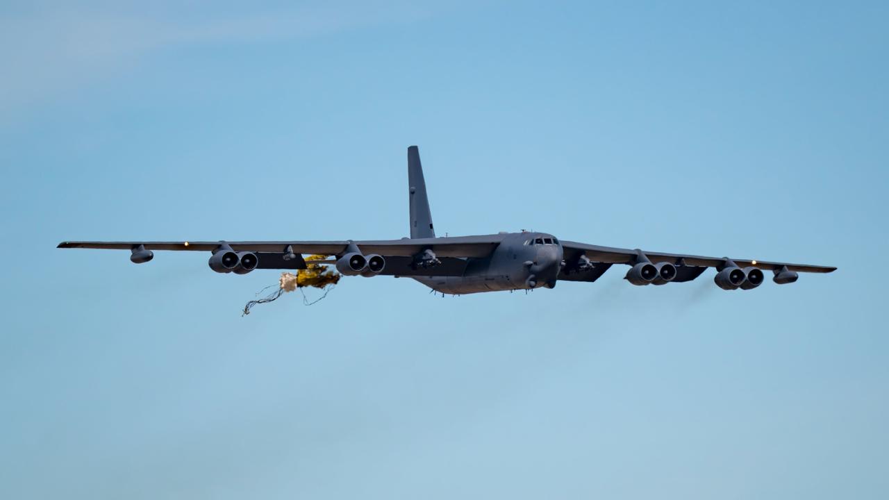 空中开伞高照图来了，美军B-52H战略轰炸机在空中意外抛出减速伞，飞机正在低空飞