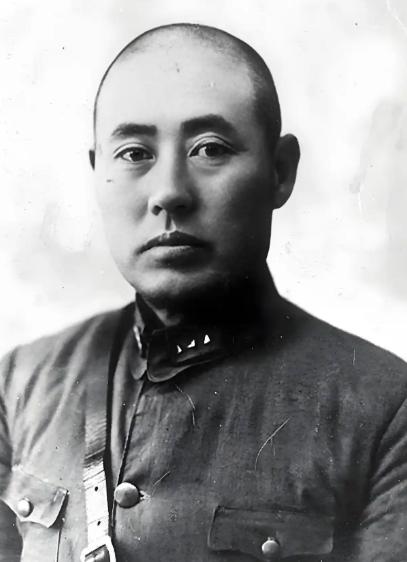 1950年11月，傅作义向毛主席提议，调绥远董其武率领起义的原国军部队赴朝参战。