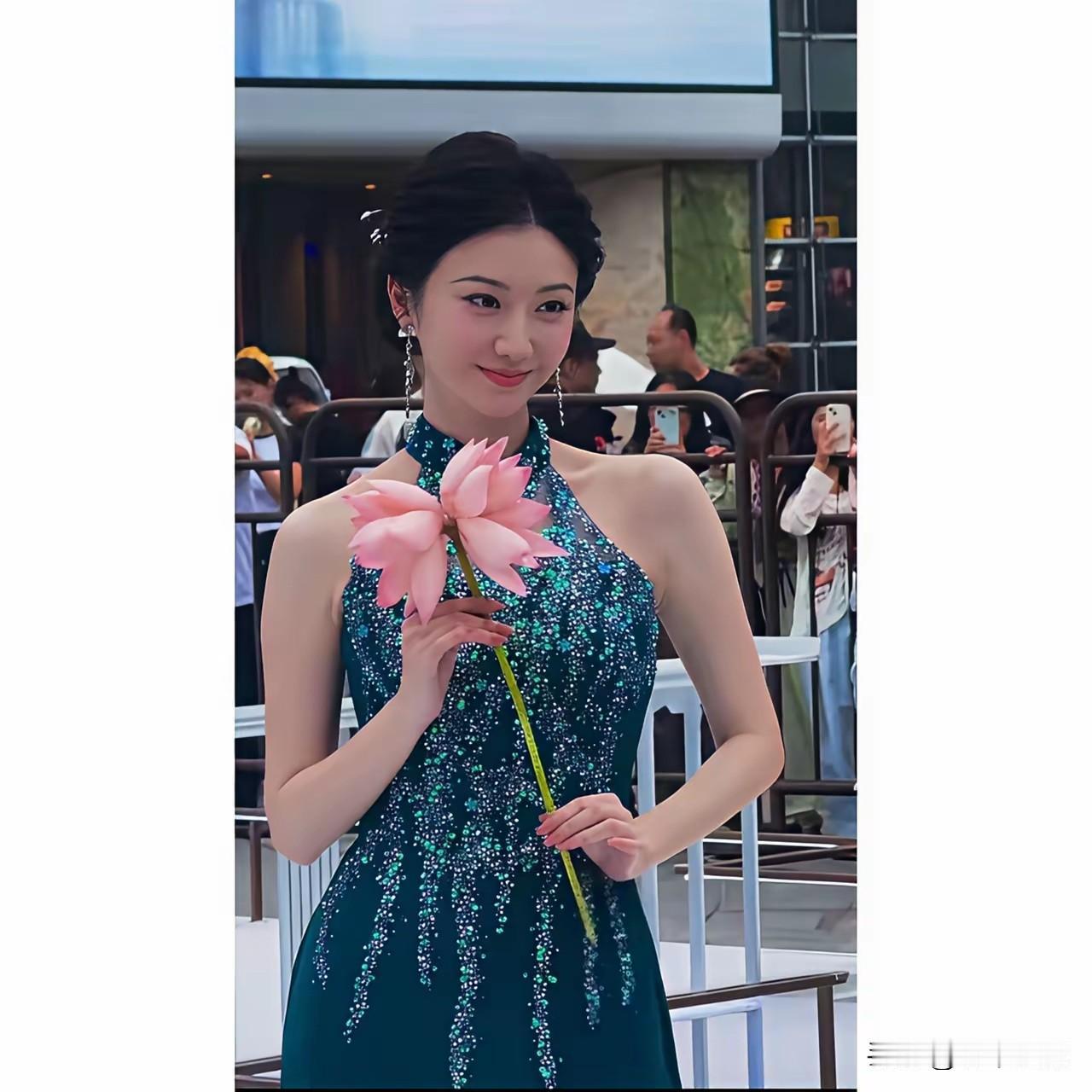 一个38岁的小姑娘，咋这招稀罕呢？都说她是恋爱脑，傻白甜，像吗？其实人家十