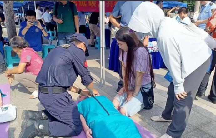 阎王叫你三更死，谁能留你到五更！浙江温州乐清的一个小区里，一个9岁的小男孩，就因