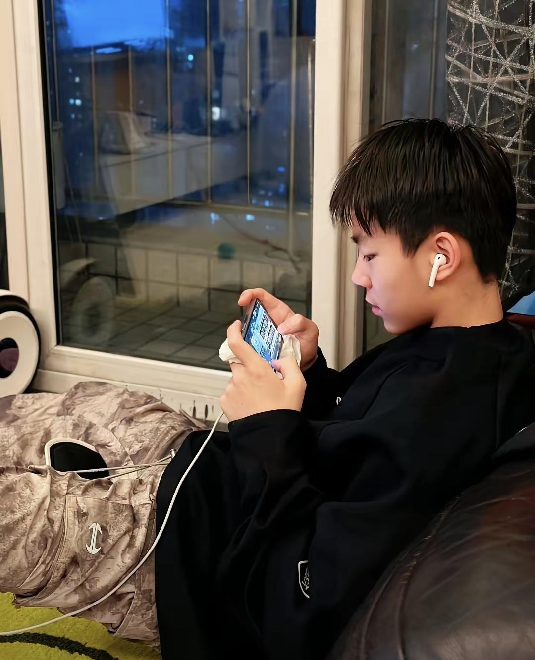 这事最近在村里微信群和抖音上传得挺凶，说江西有个12岁小孩靠打游戏、开直播，一个