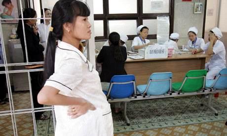 越南孕妇为了省钱不去孕检, 最后生出连体婴儿