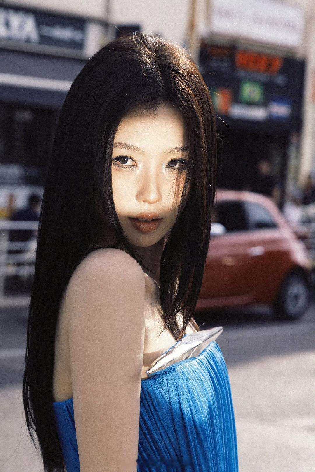 虞书欣湖蓝色抹胸裙大片，这组好亮眼