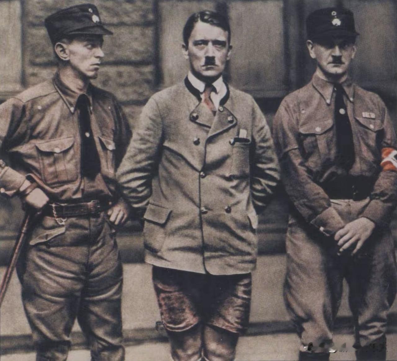 1925年，希特勒与他的两名"保镖"在一起。左侧手持鞭子的是尤利乌斯·绍布，右侧